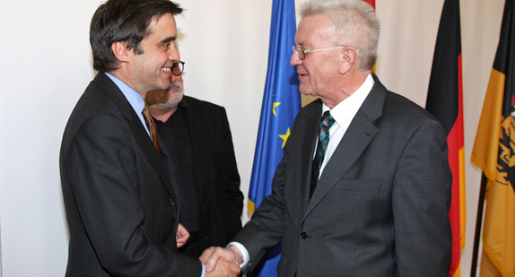 Ministerpräsident Winfried Kretschmann (r.) begrüßt den spanischen Botschafter Pablo Garcia-Berdoy Cerezo (l.) im Clay Haus in Stuttgart