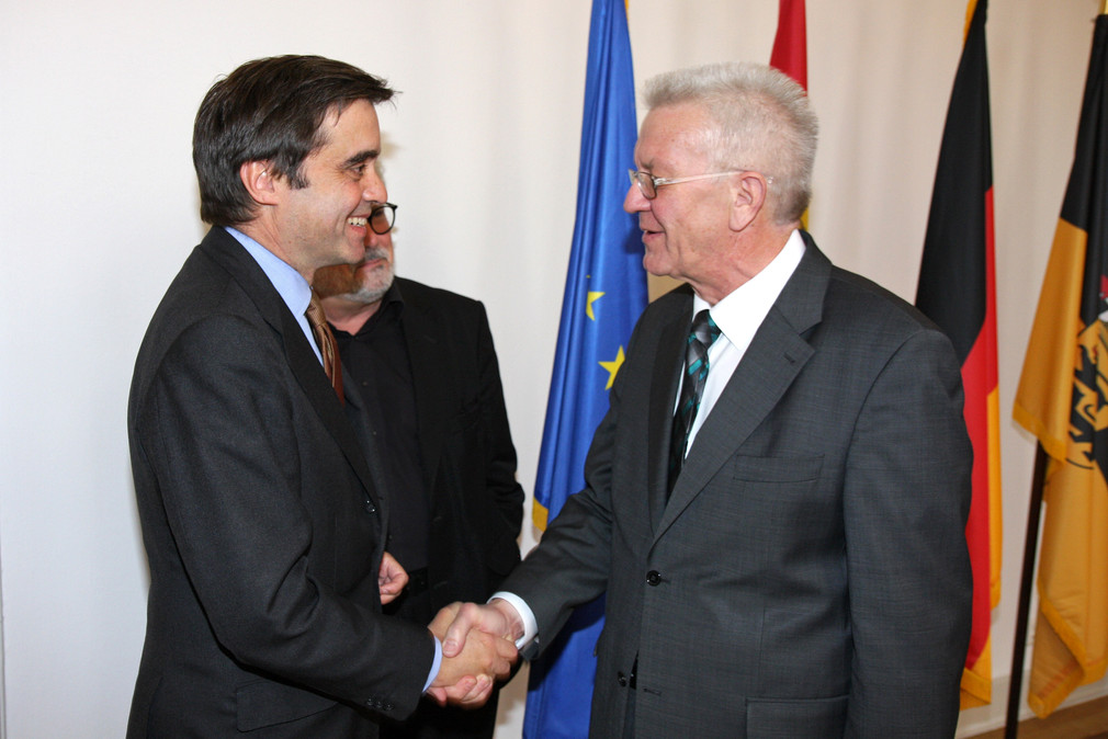 Ministerpräsident Winfried Kretschmann (r.) begrüßt den spanischen Botschafter Pablo Garcia-Berdoy Cerezo (l.) im Clay Haus in Stuttgart