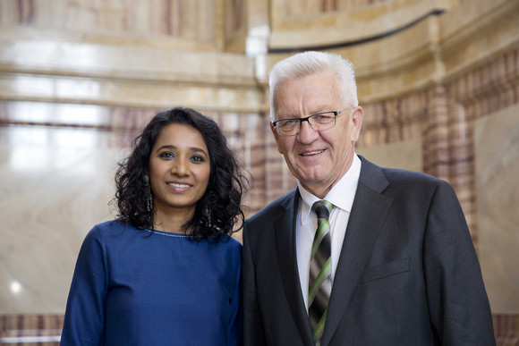 Ministerpräsident Winfried Kretschmann (r.) und Tannishtha Chatterjee (l.)