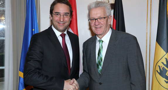 Ministerpräsident Winfried Kretschmann (r.) und der österreichische Botschafter Dr. Nikolaus Marschik (l.)