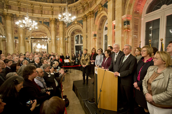 Ministerpräsident Winfried Kretschmann und Ehefrau Gerlinde mit den Mitgliedern des Kabinetts (r.) vor den Gästen des Neujahrsempfangs