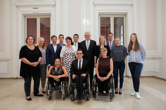 Vorne v.l.n.r.: Anja Wicker, Martin Fleig und Anna-Lena Forster; 
hinten v.l.n.r.: Staatsekretärin Theresa Schopper, Petra Häffner (sportpolitische Sprecherin der Landtagsfraktion Bündnis 90/Die Grünen), Fabian Rießle, Nico Messinger, Elvira Menzer-Haasis (Präsidentin des Landessportverbands Baden-Württemberg), Marcel Goc, Ministerpräsident Winfried Kretschmann, Andrea Rothfuss, Staatssekretär Volker Schebesta, Sandra Ringwald und Jana Fischer