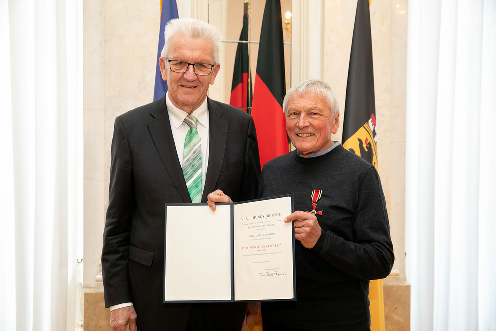 Ministerpräsident Winfried Kretschmann (l.) und Albrecht Benzing (r.) (Bild: Staatsministerium Baden-Württemberg)