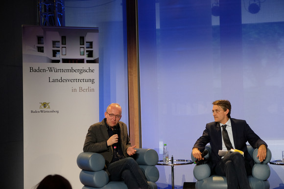 Gesellschaftlicher Zusammenhalt Der Preis des Wandels: Geschichte des europäischen Ostens seit 1989. Prof. Dr. Krisztián Ungváry und Moderator Dr. Patrick Oelze.