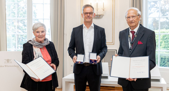 von links nach rechts: Helga Linsler, Staatssekretär Rudi Hoogvliet und Norbert Linsler