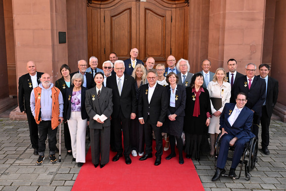 Auszeichnung Verdienstorden des Landes an 24 verdiente Persönlichkeiten Gruppenbild mit Ministerpräsident Winfried Kretschmann (vorne, Vierter von links) und den Ordensprätendentinnen und Ordensprätendenten