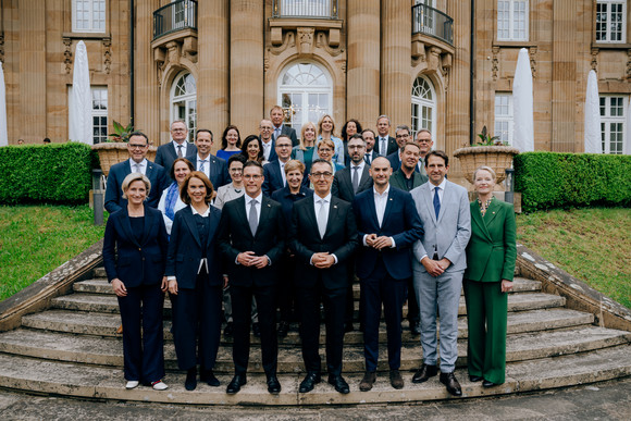 Die neue Landesregierung mit den stimmberechtigten Regierungsmitgliedern, den politischen Staatssekretärinnen und Staatssekretären sowie den politischen Beamten vor der Villa Reitzenstein in Stuttgart