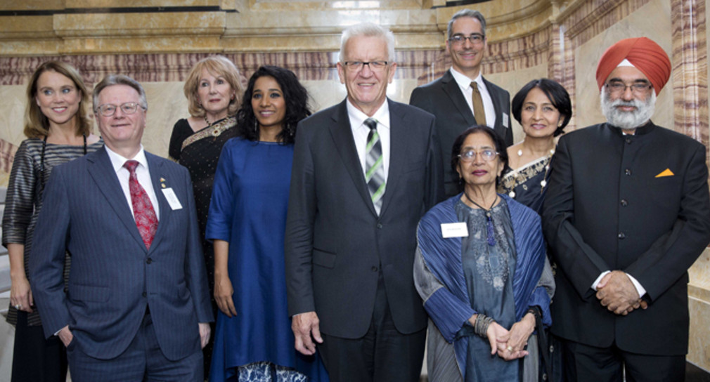 v.l.n.r.: Staatssekretärin Petra Olschowski, Honorarkonsul Andreas Lapp, Therese Hayes, Tannishtha Chatterjee, Ministerpräsident Winfried Kretschmann, Oliver Mahn, Uma da Cunha, Neeru Singh und der indische Botschafter Gurjit Singh