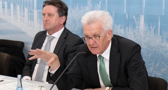 Ministerpräsident Winfried Kretschmann (r.) und Sozial- und Integrationsminister Manne Lucha (l.)