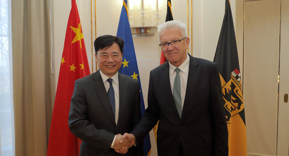 Ministerpräsident Winfried Kretschmann (r.) und der chinesische Botschafter Ken Wu (l.) (Bild: Staatsministerium Baden-Württemberg)