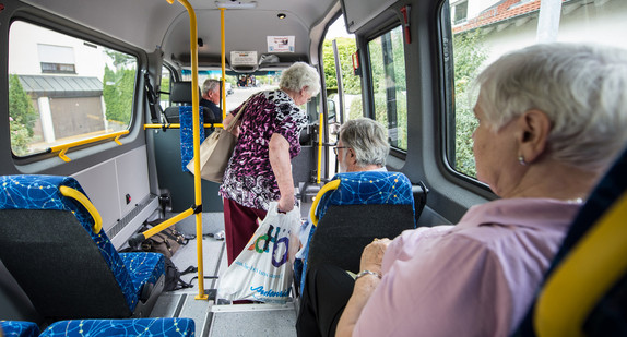 Eine Frau steigt aus dem Bürgerbus. (Bild: © Wolfram Kastl/dpa)