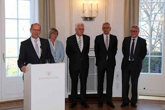 v.l.n.r.: Matthias Grewe, Vorsitzender des Vereins der Richter und Staatsanwälte Baden-Württemberg e.V., Finanzministerin Edith Sitzmann, Ministerpräsident Winfried Kretschmann, Staatssekretär Martin Jäger und Volker Stich, Vorsitzender des Beamtenbundes Baden-Württemberg