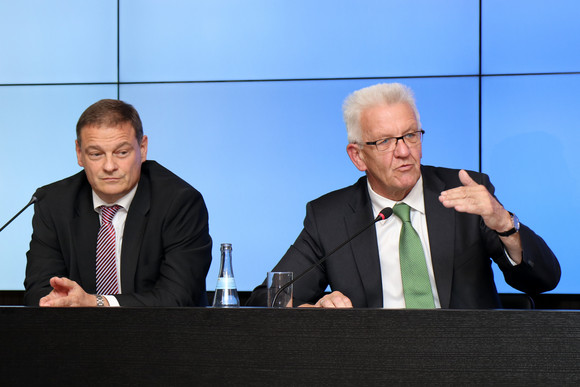 Ministerpräsident Winfried Kretschmann (r.) und Franz Loogen (l.), Geschäftsführer der e-mobil BW GmbH