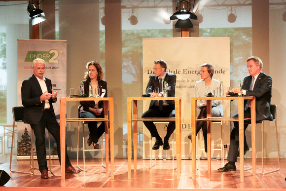 (L-R) Volker Angres, Leiter ZDF-Umweltredaktion; Helen Clarkson, CEO, The Climate Group, London, UK; Andreas Gehlhaar, Leiter Umweltpolitik Deutsche Bahn; Monika Zimmermann, Deputy Secretary General, ICLEI World Secretariat; Franz Untersteller MdL, Minister für Umwelt, Klima und Energiewirtschaft des Landes Baden-Württemberg