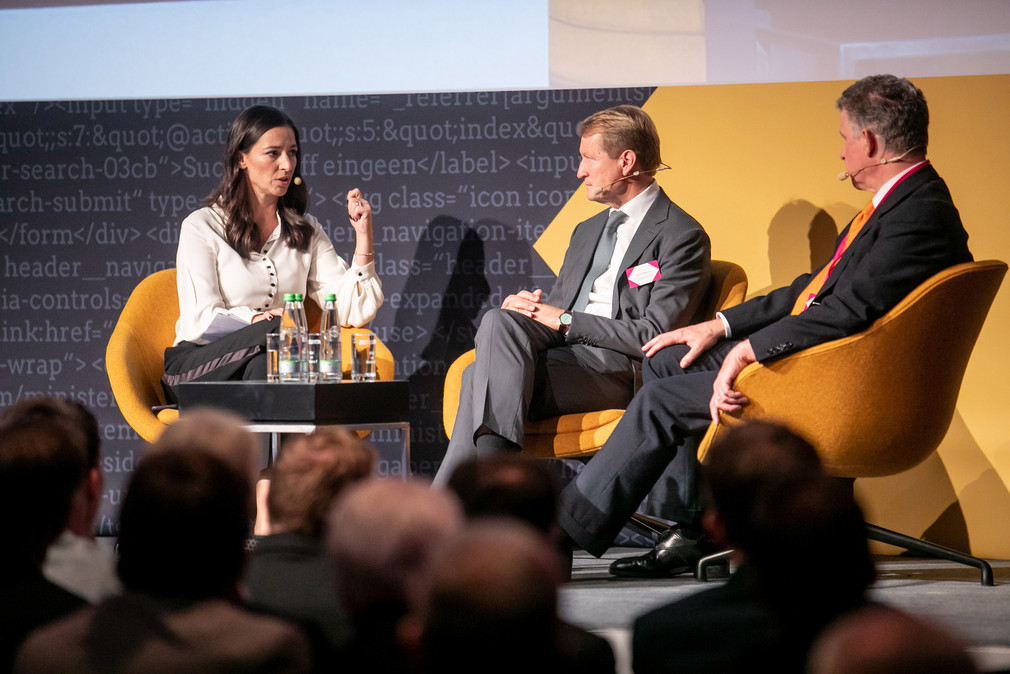 Talk: Podiumsgespräch mit (v.l.n.r.) Moderatorin Pinar Atalay, Ulrich Wilhelm und Dr. Paul-Bernhard Kallen (Bild: Staatsministerium Baden-Württemberg)