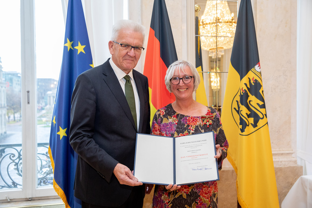 Ministerpräsident Winfried Kretschmann (l.) und Ursula Kloos (r.) (Bild: Staatsministerium Baden-Württemberg)