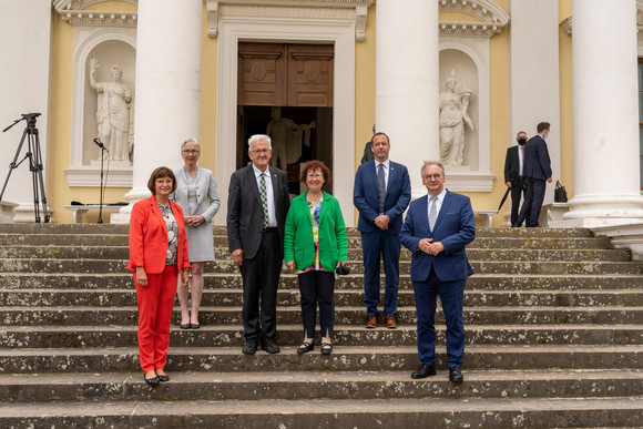 v.l.n.r.: Gabriele Haseloff, Brigitte Mang, Direktorin der Kulturstiftung Dessau-Wörlitz, Ministerpräsident Winfried Kretschmann mit Ehefrau Gerlinde und Reiner Haseloff, Ministerpräsident von Sachsen-Anhalt, vor Schloss Wörlitz (Bild: Staatsministerium Baden-Württemberg)