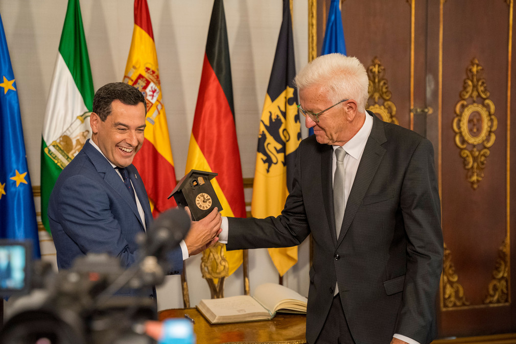 Als kleines Gastgeschenk überreichte Ministerpräsident Winfried Kretschmann (rechts) seinem spanischen Kollegen Juan Manuel Bonilla Moreno (links) eine Kuckucksuhr.
