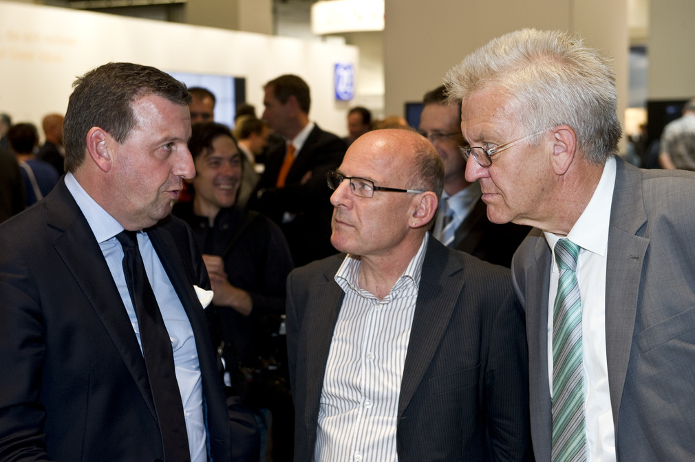 v.l.n.r.: ElringKlinger-Chef Dr. Stefan Wolf, Verkehrsminister Winfried Hermann und Ministerpräsident Winfried Kretschmann am Stand von ElringKlinger