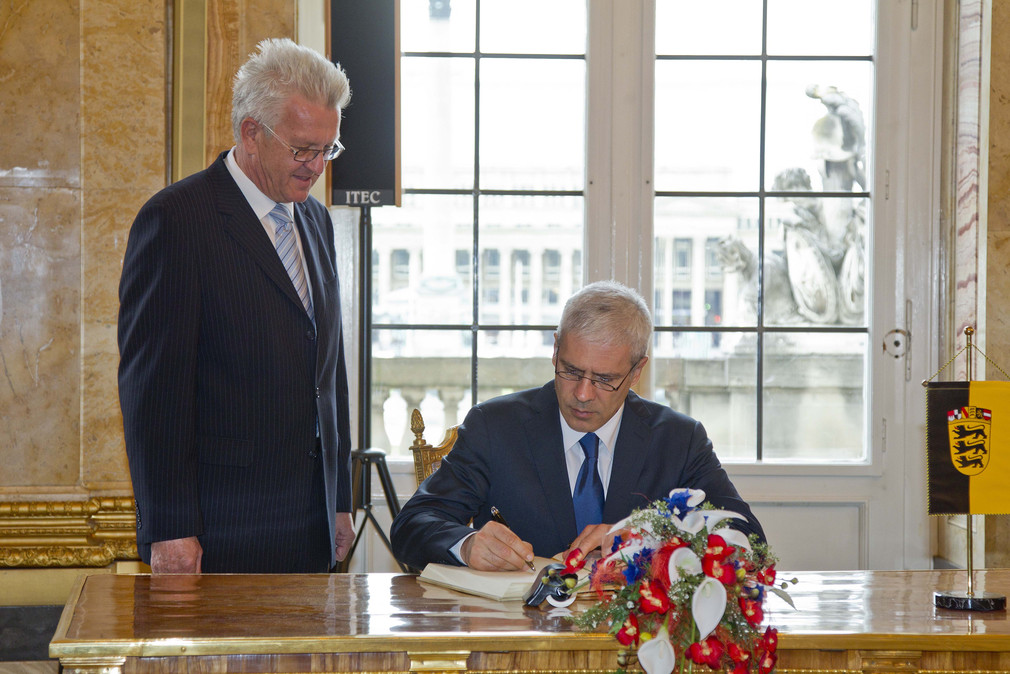 Der Staatspräsident der Republik Serbien, Boris Tadi&#263; (r.), trägt sich am 25. Oktober 2011 im Neuen Schloss in Stuttgart in das Gästebuch der Landesregierung ein; links daneben steht Ministerpräsident Winfried Kretschmann.
