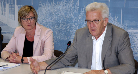 Ministerpräsident Winfried Kretschmann (r.) und Finanzministerin Edith Sitzmann (l.) bei der Regierungspressekonferenz am 12. Juli 2016 in Stuttgart
