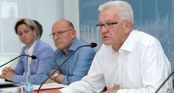 Ministerpräsident Winfried Kretschmann (r.), Verkehrsminister Winfried Hermann (M.) und Wirtschafts- und Arbeitsministerin Nicole Hoffmeister-Kraut (l.)