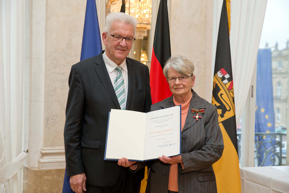 Ministerpräsident Winfried Kretschmann (l.) und Helga Schweda (r.)