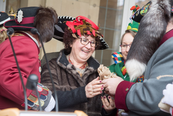 Gerlinde Kretschmann (M.) nimmt die Spende der Narren für das Kinder- und Jugendhospiz Stuttgart entgegen.