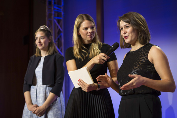 „Spitzenweine aus Südwest“ Staatsehrenpreise für Weinbaubetriebe in Berlin (L-R) Badische Weinkönigin Miriam Kaltenbach, Theresa Olkus - „Markelsheimer Weinkönigin“ und Moderatorin, Württembergische Weinprinzessin Anja Off