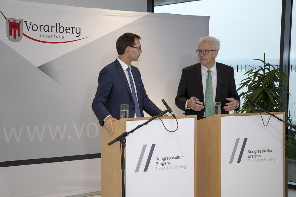 Ministerpräsident Winfried Kretschmann (r.) und Vorarlbergs Landeshauptmann Markus Wallner (l.) bei einer Pressekonferenz (Bild: Staatsministerium Baden-Württemberg)