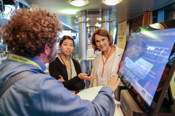 Forschung Nobelpreisträger-Schifffahrt 2023 Wissenschaftsministerin Petra Olschowski (rechts) im Gespräch an einem Infostand