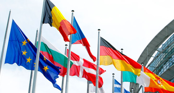 Fahnen der EU und von einigen Mitgliedsländern vor dem Parlamentsgebäude in Straßburg.g (Bild: © Europäische Union 2013)
