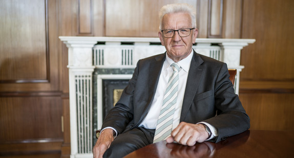 Ministerpräsident Winfried Kretschmann sitzt in der Bibliothek der Villa Reitzenstein in Stuttgart.