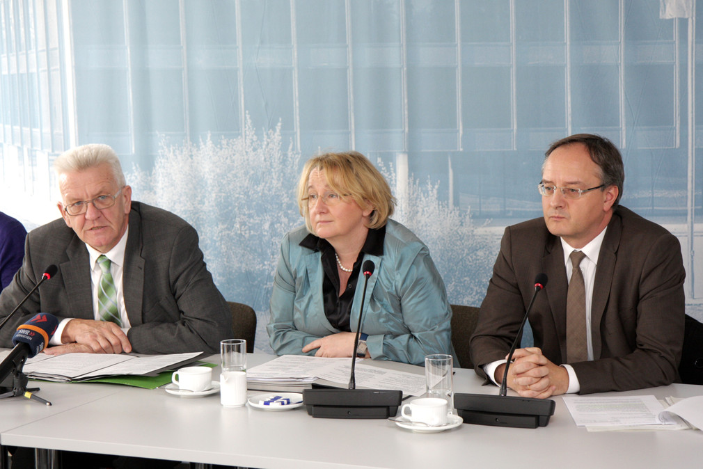 v.l.n.r.: Ministerpräsident Winfried Kretschmann, Wissenschaftsministerin Theresia Bauer und Kultusminister Andreas Stoch