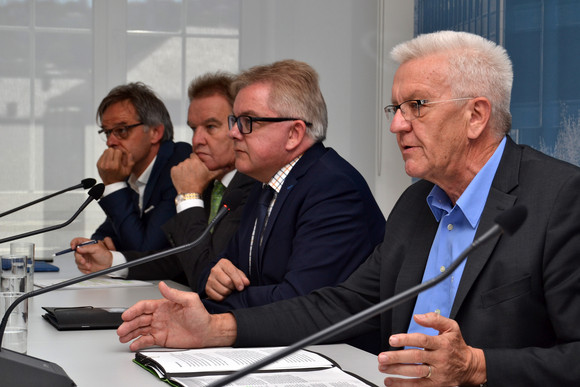 v.l.n.r.: Regierungssprecher Rudi Hoogvliet, Umweltminister Franz Untersteller, Justizminister Guido Wolf und Ministerpräsident Winfried Kretschmann