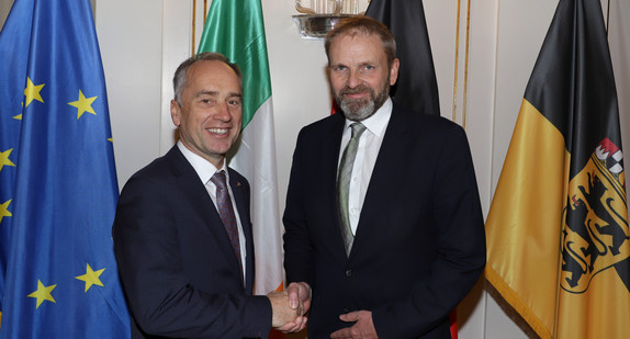 Staatssekretär Volker Ratzmann (r.) und der Botschafter von Irland, Nicholas O´Brien (l.) (Bild: Staatsministerium Baden-Württemberg)