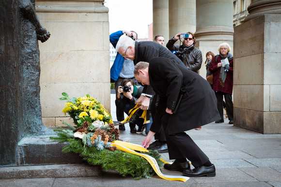 Ministerpräsident Winfried Kretschmann und Stadtdekan Msgr. Dr. Christian Hermes legen am 75. Todestag von Eugen Bolz einen Kranz an der Gedenkstelle am Schlossplatz Stuttgart ab. (Bild: Staatsministerium Baden-Württemberg)