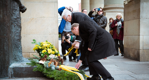 Ministerpräsident Winfried Kretschmann und Stadtdekan Msgr. Dr. Christian Hermes legen am 75. Todestag von Eugen Bolz einen Kranz an der Gedenkstelle am Schlossplatz Stuttgart ab. (Bild: Staatsministerium Baden-Württemberg)
