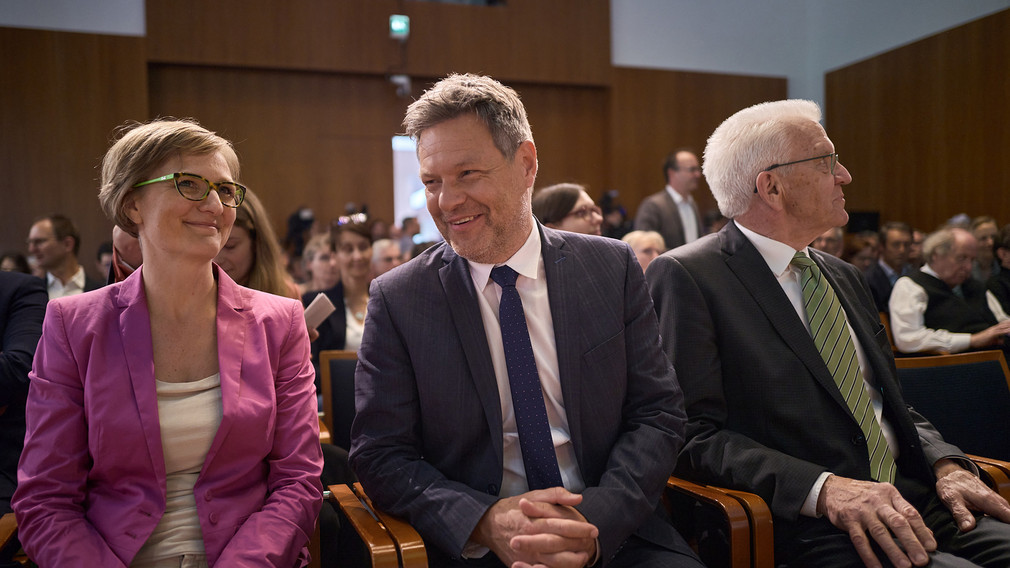 V.l.n.r.: Dr. Franziska Brantner, Parlamentarische Staatssekretärin BMWK, Bundeswirtschaftsminister Dr. Robert Habeck und Ministerpräsident Winfried Kretschmann