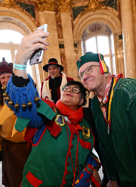 Eine Närrin macht ein Selfie mit Ministerpräsident Winfried Kretschmann (rechts).