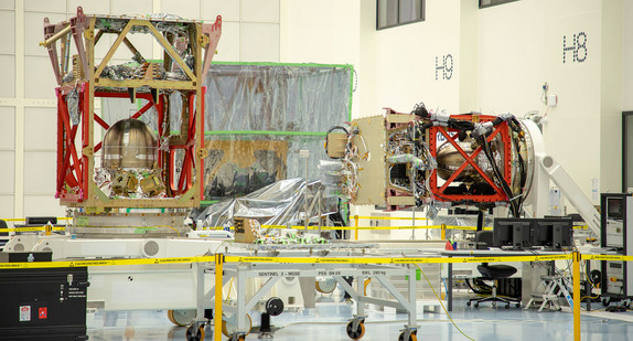 Integrated Technology Center bei Airbus Space in Friedrichshafen. In der Halle baut Airbus bis zu acht Satelliten gleichzeitig. Im Bild ist Sentinel 2 zu sehen.