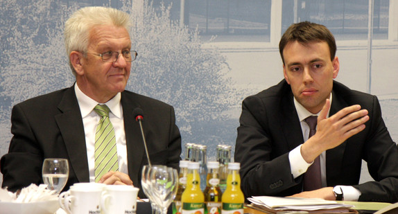 Ministerpräsident Winfried Kretschmann (l.) und Finanz- und Wirtschaftsminister Dr. Nils Schmid (r.) bei der Regierungspressekonferenz am Dienstag (8. Mai 2012) im Landtag in Stuttgart