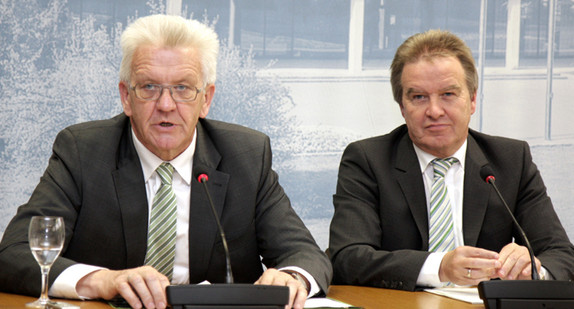 Ministerpräsident Winfried Kretschmann (l.) und Umweltminister Franz Untersteller (r.) (Archivbild vom 7. Mai 2013)