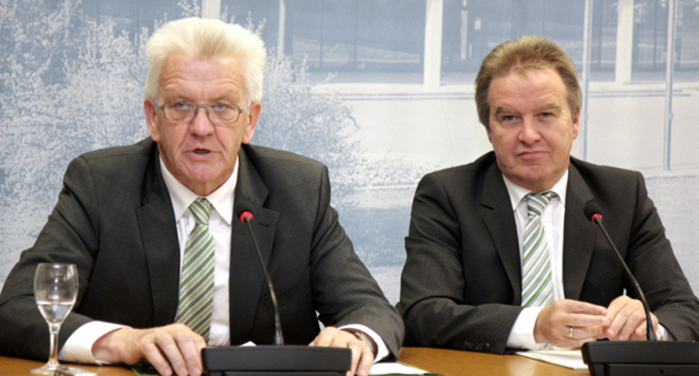Ministerpräsident Winfried Kretschmann (l.) und Umweltminister Franz Untersteller (r.) (Archivbild vom 7. Mai 2013)