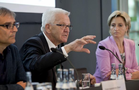 Ministerpräsident Winfried Kretschmann (M.) und Ministerin Nicole Hoffmeister-Kraut (r.)