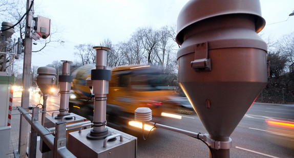 Stuttgart: Autos und Lastwagen fahren an der Luft-Messstation für Feinstaub und Stickoxide am Neckartor vorbei. (Foto: © dpa)