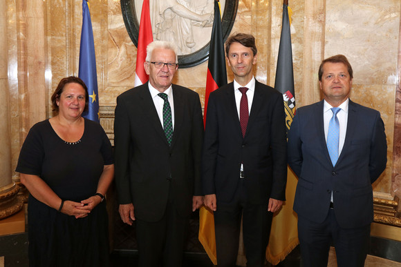 v.l.n.r.: Staatssekretärin Theresa Schopper, Ministerpräsident Winfried Kretschmann, der Botschafter der Republik Österreich, Dr. Peter Huber, und der österreichische Generalkonsul Josef Saiger (Foto: Staatsministerium Baden-Württemberg)