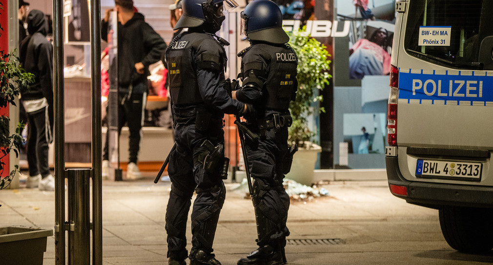 Einheiten der Polizei stehen vor einem zerstörten Geschäft in der Königstraße. (Bild: © picture alliance/Christoph Schmidt/dpa)