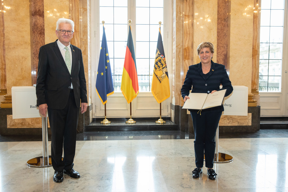 Ministerpräsident Winfried Kretschmann (l.) und Nicole Razavi (r.), Ministerin für Landesentwicklung und Wohnen