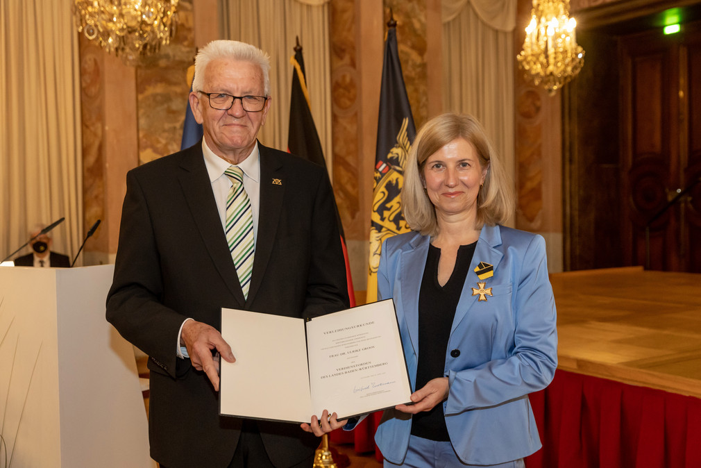 Ministerpräsident Winfried Kretschmann (l.) und Dr. Ulrike Groos (r.)